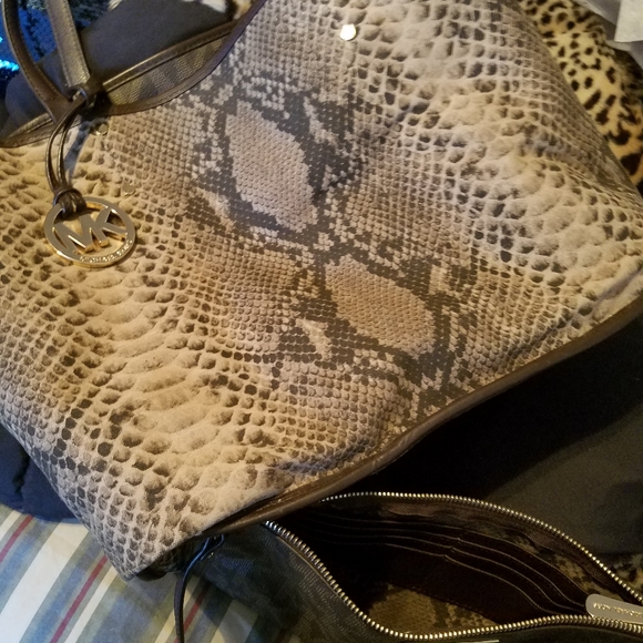 MK REVERSIBLE Tote w Large Matching Wallet inside. - Picture 4 of 4